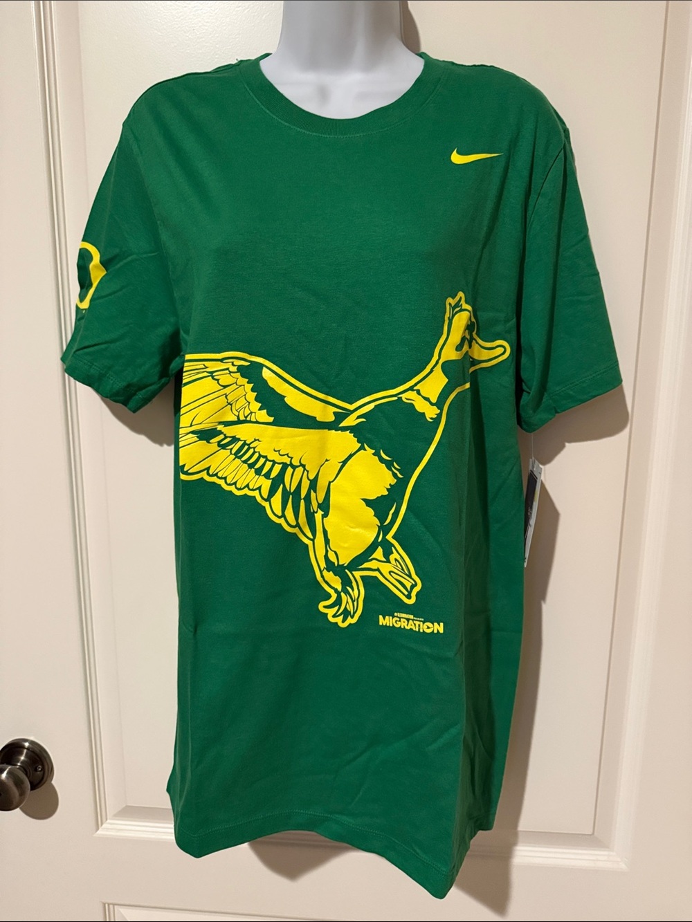 UO 💚💛 Nike Green Short-Sleeve Tee with Yellow Duck 🦆 Unisex S